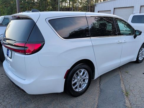 Used 2024 Chrysler Pacifica Touring-L FWD image 4