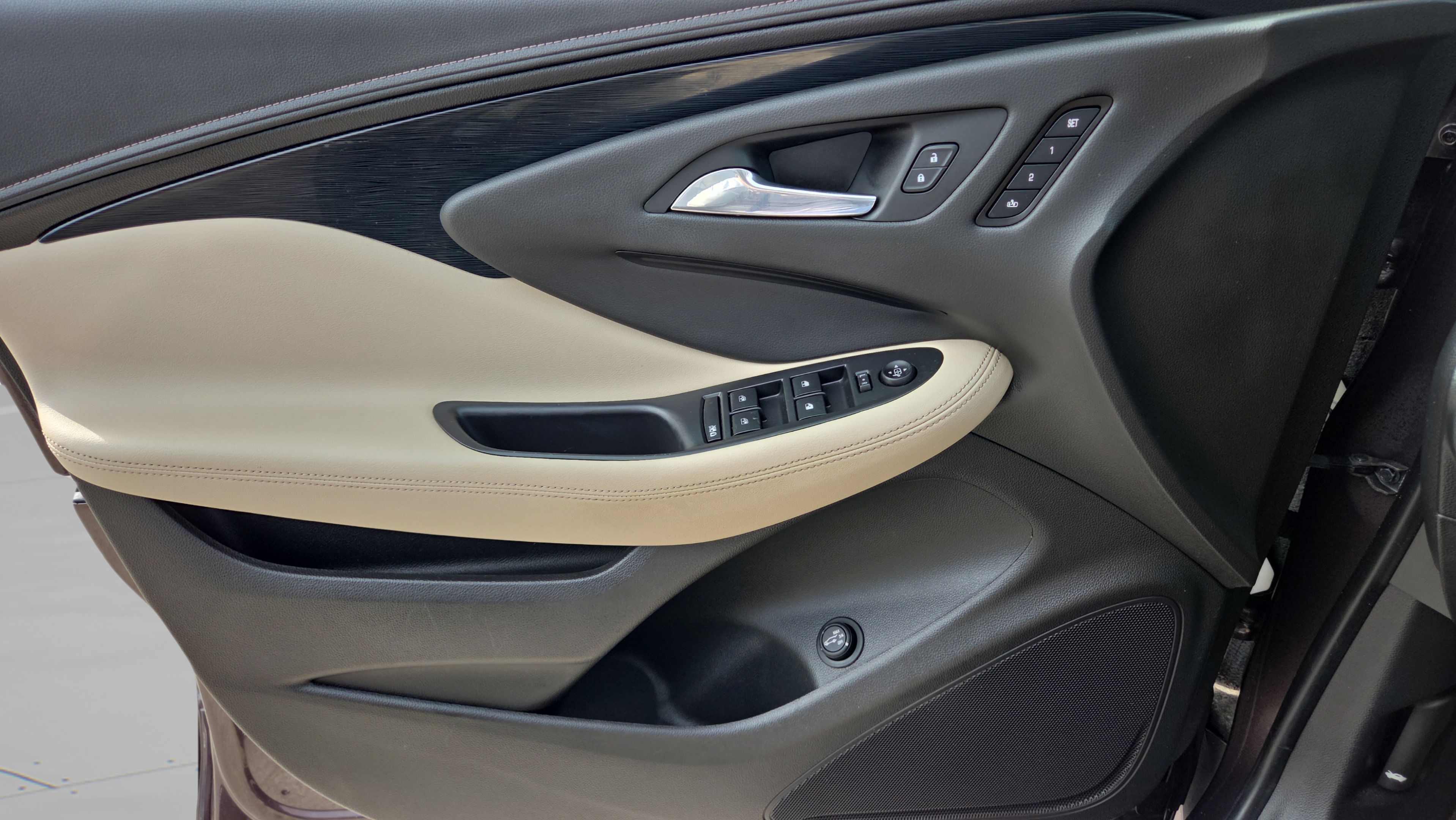 Used 2017 Buick Envision Essence FWD image 33