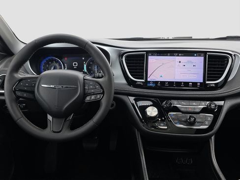 Used 2025 Chrysler Pacifica Limited FWD image 13