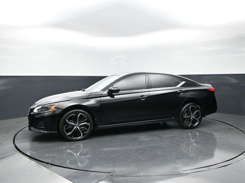 Used 2023 Nissan Altima 2.5 SR w/ SR Premium Package AWD/4WD image 3