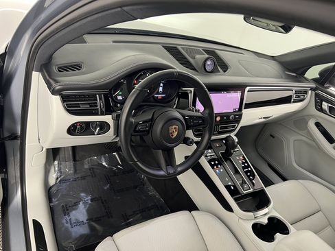 Certified 2023 Porsche Macan Turbo AWD/4WD image 4
