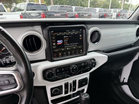 Used 2022 Jeep Wrangler Unlimited Sahara w/ Cold Weather Group AWD/4WD image 19