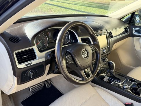 Used 2016 Volkswagen Touareg Executive image 16