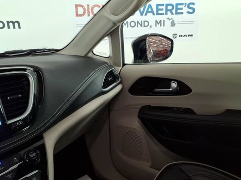Used 2024 Chrysler Pacifica Limited w/ Trailer Tow Group FWD image 21