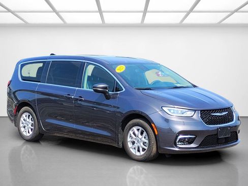 Used 2023 Chrysler Pacifica Touring-L FWD image 7