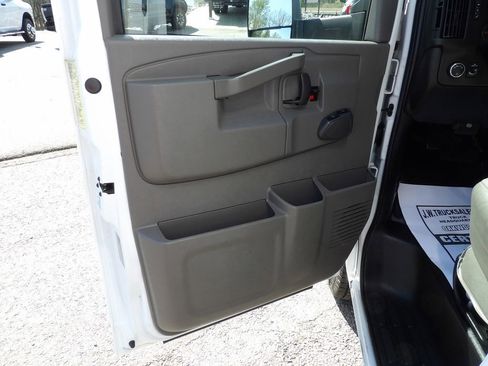 Used 2018 Chevrolet Express 3500 w/ Driver Convenience Package image 14