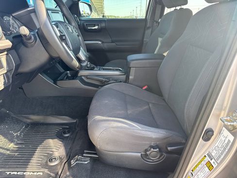 Used 2019 Toyota Tacoma TRD Sport w/ Technology Package image 11