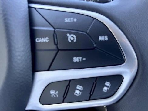 Used 2024 Chrysler Pacifica Touring-L FWD image 15