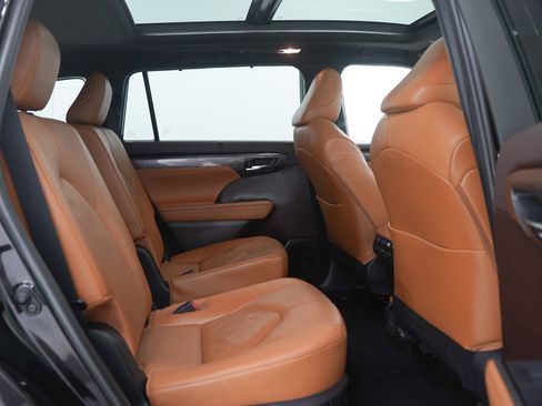 Used 2022 Toyota Highlander Platinum image 14