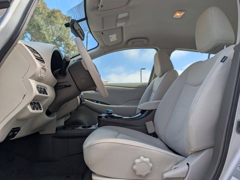 Used 2011 Nissan Leaf SL FWD image 2