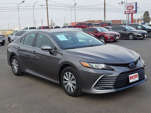 Used 2022 Toyota Camry LE image 5