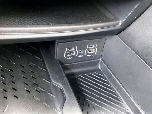 Used 2025 Chrysler Pacifica Limited FWD image 32