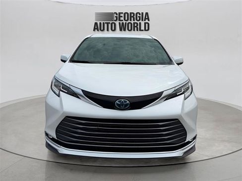 Used 2022 Toyota Sienna Limited FWD image 16