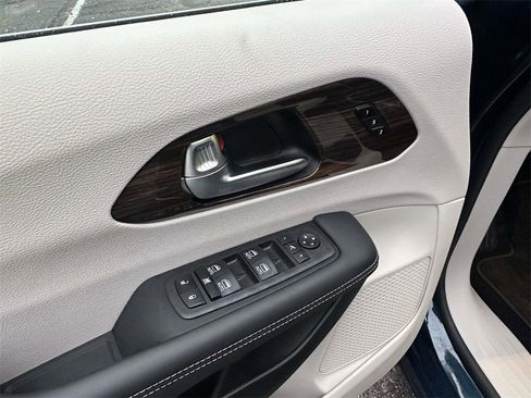 Used 2023 Chrysler Pacifica Limited image 18