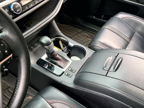 Used 2019 Toyota Highlander SE AWD/4WD image 17