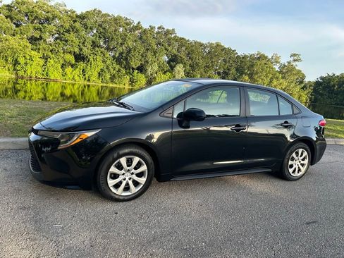 Used 2022 Toyota Corolla LE FWD image 2