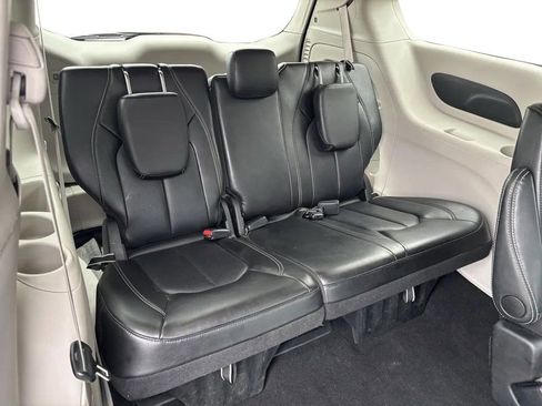 Used 2024 Chrysler Pacifica Touring-L FWD image 32