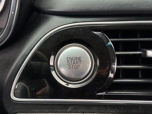 Used 2022 Genesis G70 2.0T image 22