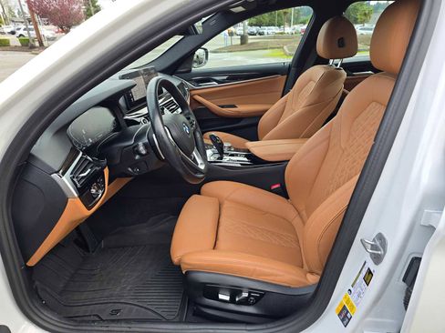 Used 2023 BMW 530e xDrive w/ Premium Package image 24