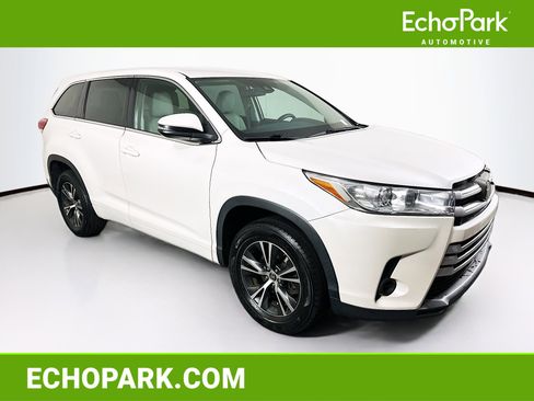 Used 2018 Toyota Highlander LE image 1