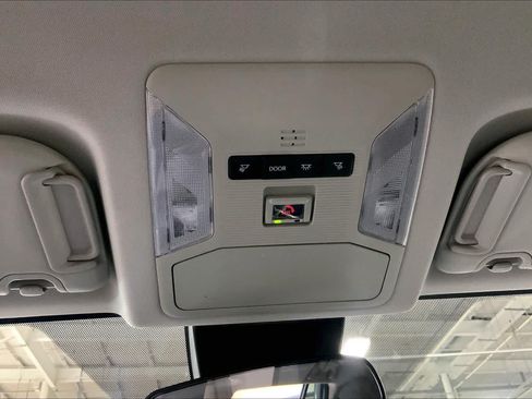 Used 2025 Toyota RAV4 XLE AWD/4WD image 34