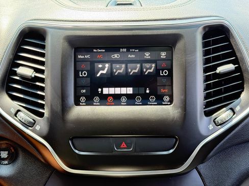 Used 2019 Jeep Cherokee Latitude Plus w/ Comfort/Convenience Group AWD/4WD image 59