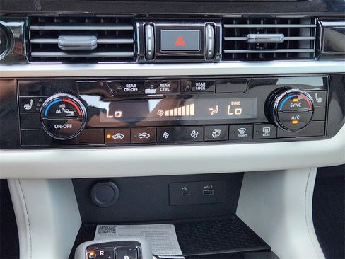 New 2025 Nissan Pathfinder SV w/ Black Appearance Package image 13