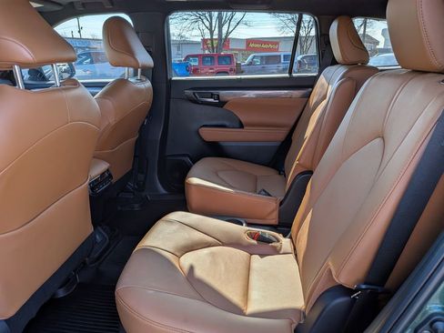 Certified 2025 Toyota Highlander Platinum image 10