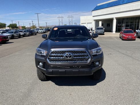 Used 2017 Toyota Tacoma TRD Off-Road w/ Premium & Technology Package AWD/4WD image 44
