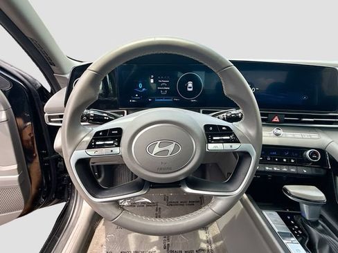 Certified 2025 Hyundai Elantra SEL FWD image 11