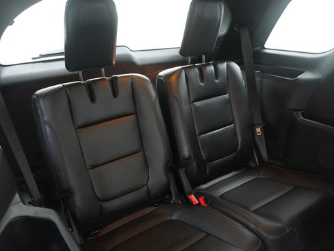 Used 2017 Ford Explorer XLT w/ Equipment Group 202A image 15
