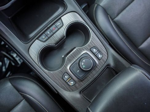 Used 2023 GMC Acadia SLT image 35