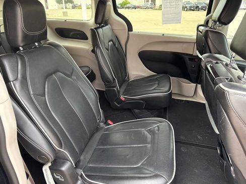Used 2022 Chrysler Pacifica Limited w/ Uconnect Theater Family Group FWD image 16