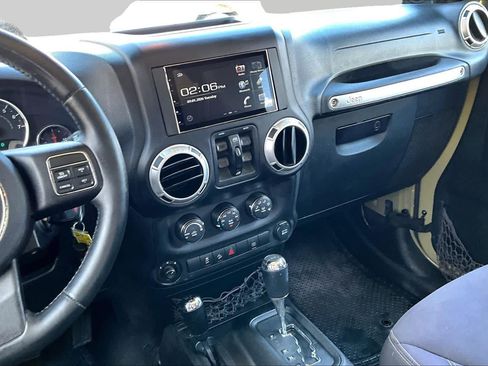 Used 2013 Jeep Wrangler Unlimited Rubicon w/ Connectivity Group AWD/4WD image 8