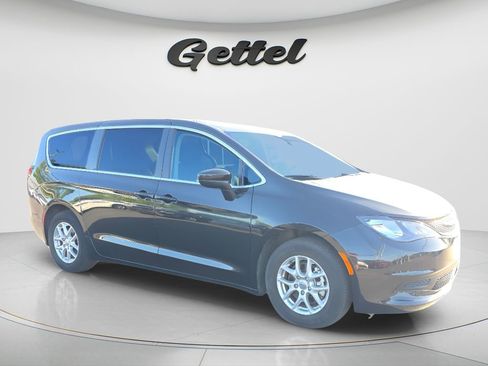 Used 2023 Chrysler Voyager LX FWD image 2