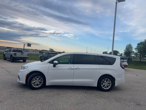 Used 2023 Chrysler Pacifica Touring-L FWD image 6