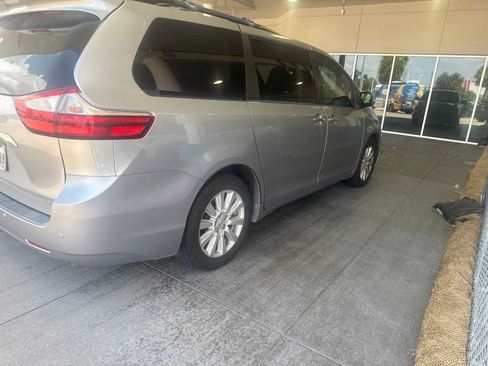 Used 2017 Toyota Sienna Limited Premium FWD image 2