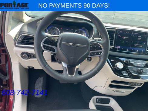 Used 2023 Chrysler Pacifica Touring-L FWD image 27