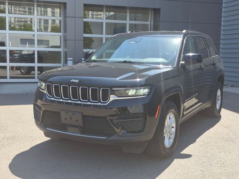 Used 2022 Jeep Grand Cherokee Laredo w/ Luxury Tech Group I AWD/4WD image 8