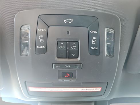 Used 2021 Toyota Sienna Platinum FWD image 17
