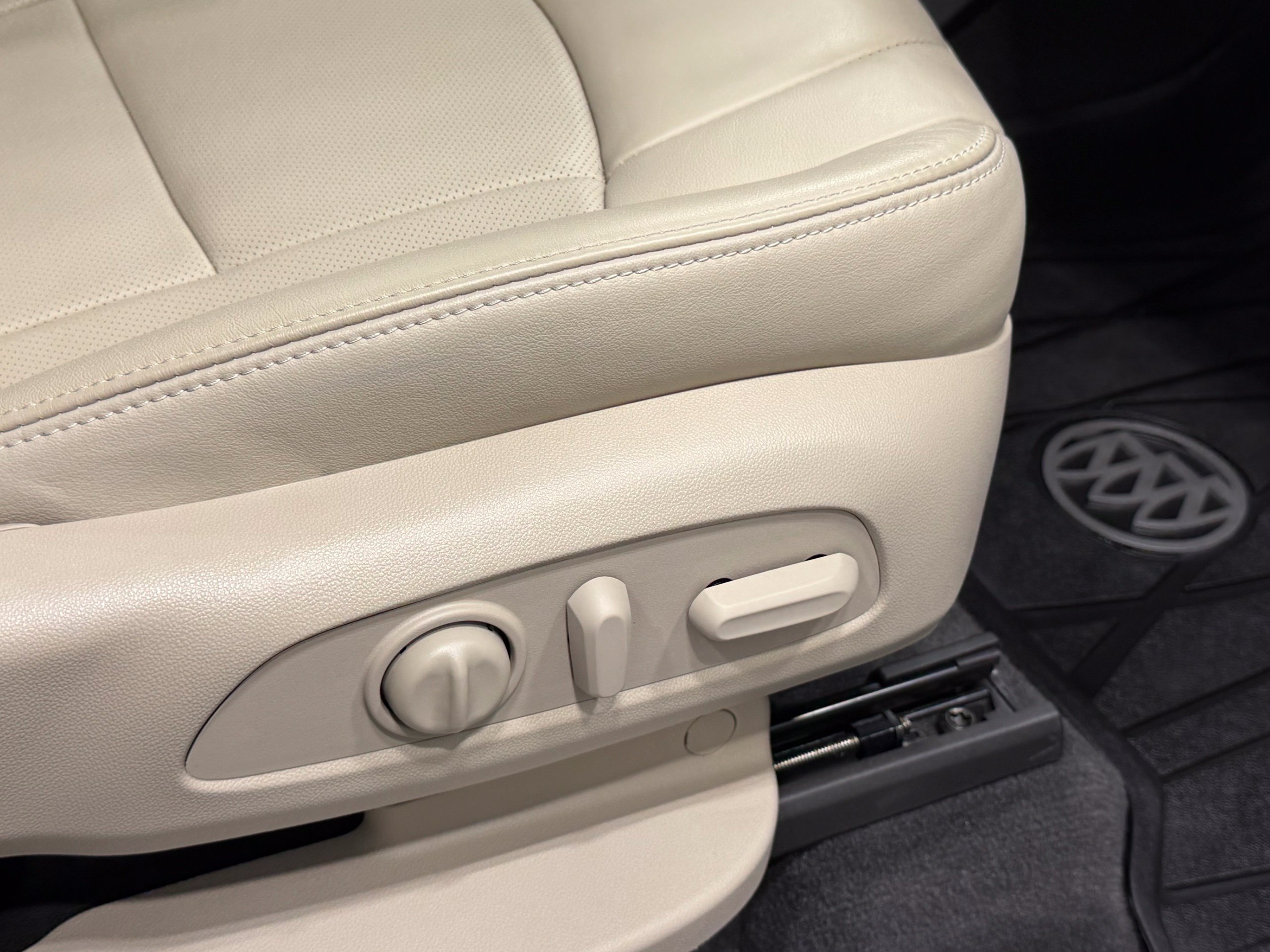 Used 2020 Buick Enclave Essence w/ Sound and Sites Package AWD/4WD image 49