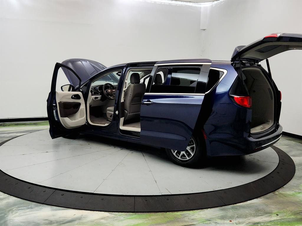Used 2020 Chrysler Pacifica Touring FWD image 12