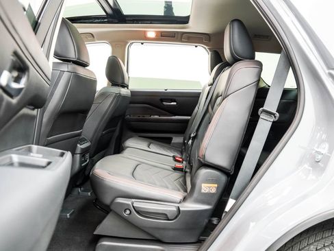 Used 2024 Nissan Pathfinder Platinum w/ Cargo Package AWD/4WD image 18