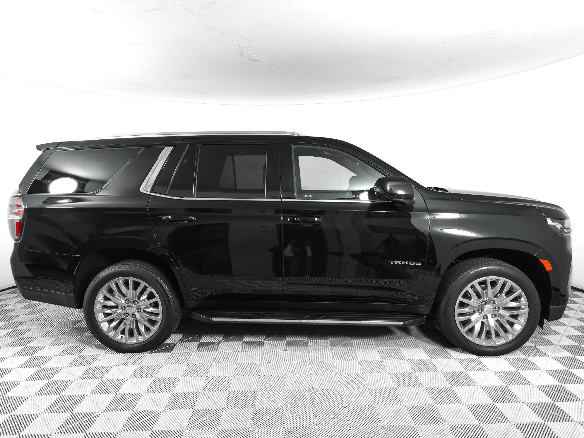 Used 2023 Chevrolet Tahoe LT w/ Luxury Package AWD/4WD image 3