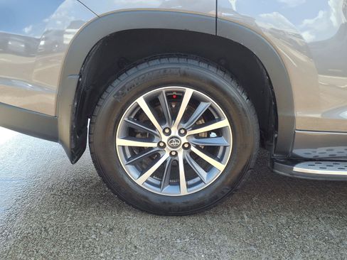Used 2017 Toyota Highlander XLE AWD/4WD image 10