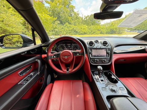 Used 2018 Bentley Bentayga AWD/4WD image 27