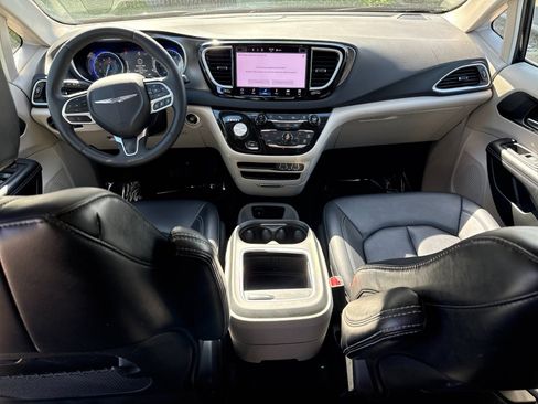 Used 2024 Chrysler Pacifica Touring-L FWD image 12