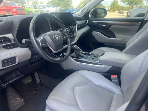 Used 2023 Toyota Highlander Platinum FWD image 8