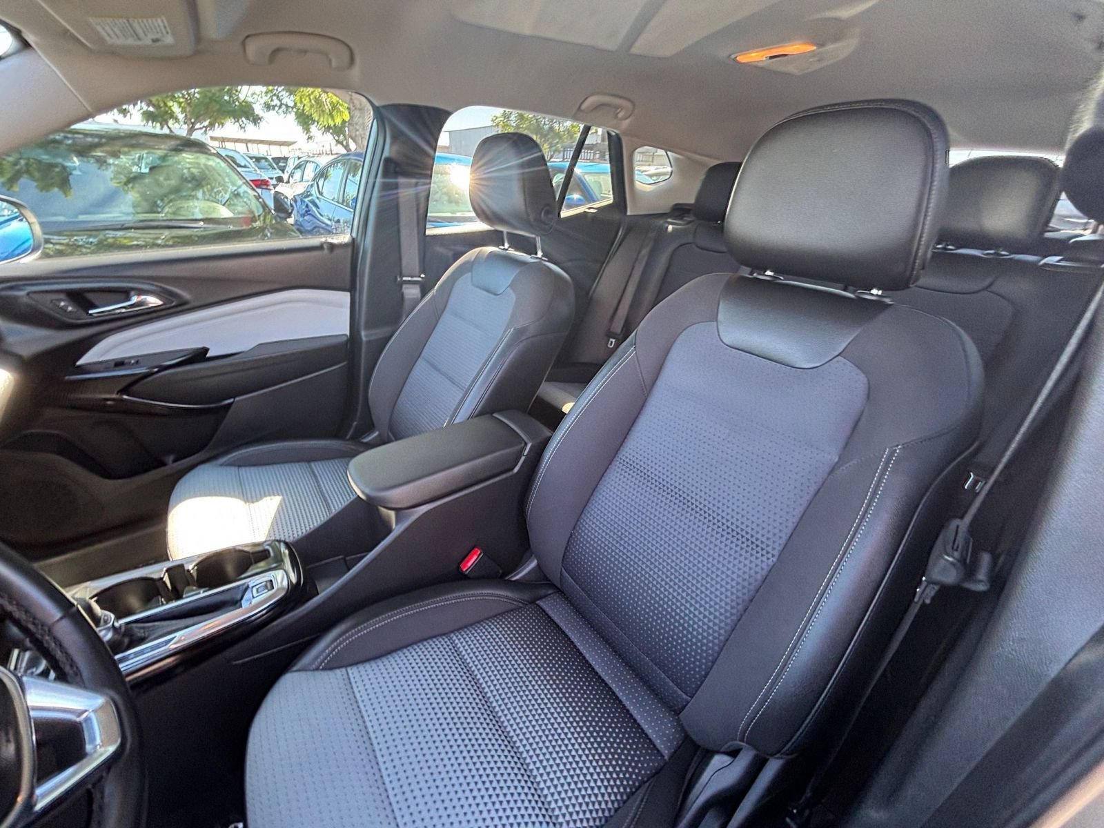 Used 2025 Chevrolet Trax LT w/ LT Convenience Package FWD image 27