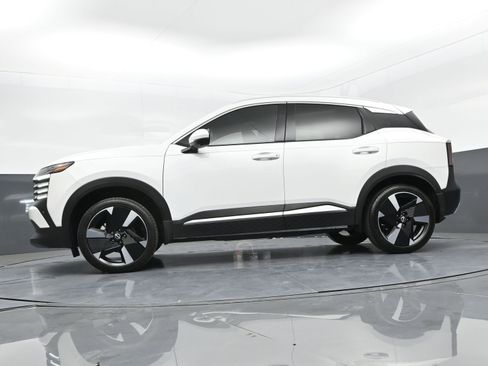 Used 2025 Nissan Kicks SR image 31